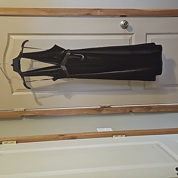 BCBGMaxAzria Dresses & Skirts - BCBG Maxazria large brown velvet sleeveless dress 👗 😍 ✨️